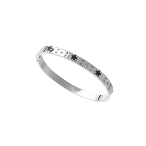 Dettaglio del bracciale in acciaio inossidabile argento con motivi a quadrifoglio neri