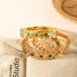 Driedelige set vergulde holle armbanden met kleurrijke emaille bloemen op jute stof