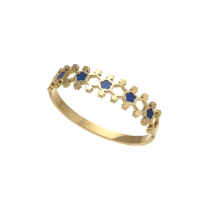 Detail van een goudkleurige opengewerkte armband met marineblauwe emaille inleg