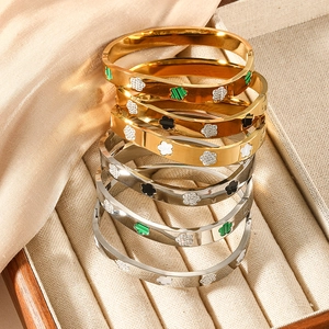 Gepolijste titanium stalen armbanden met parelmoer bloemen in goud en zilveren finish