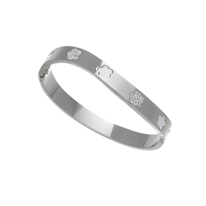 Detail van de gepolijste zilveren armband met parelmoer bloemen en pavé gezette stenen
