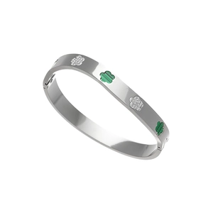 Detail van de gepolijste zilveren armband met groene malachiet en zirkonia klaverbladmotieven