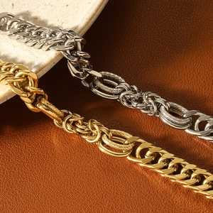 Bracciali a catena grossa in oro e argento con anelli testurizzati intrecciati