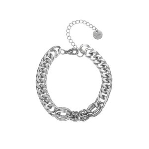 Dettaglio dell'anello in acciaio inossidabile con marchio S-STEEL e chiusura sicura