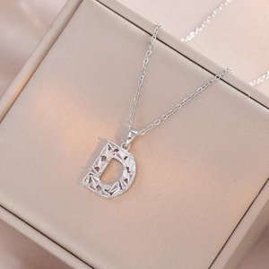 Détail du collier avec pendentif lettre D en argent et zircons étincelants