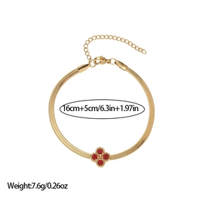 Detail of gold snake chain clover bracelet with dimensions 16cm plus 5cm extension
