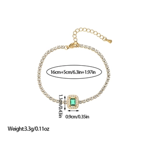Detailansicht des smaragdgrünen Anhängers mit Maßen 1,1x0,9cm an einer goldene Kette