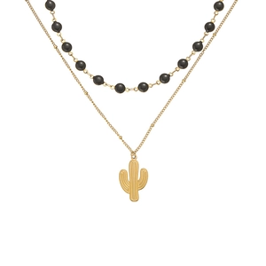 Detailansicht der zweilagigen Goldkette mit schwarzen Perlen und Kaktus-Anhänger