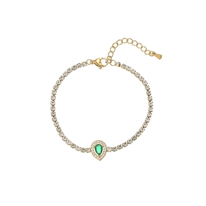 Detail eines goldenen Tennisarmband mit smaragdgrünem Zirkon und Karabinerverschluss