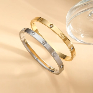 Bracciali minimalisti in oro e argento in acciaio al titanio con quadrifogli e cristalli