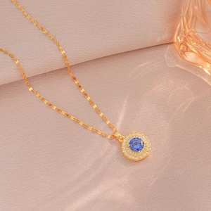 Collier fleur en or élégant avec pendentif zircon bleu et double halo étincelant