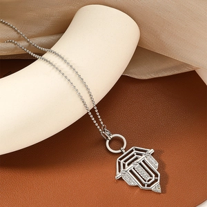 Collana con pendente a scudo argento e cristalli pavé su catena a sfere in stile geometrico