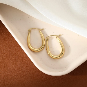 Polierte goldene U-förmige ovale Creolen für Damen im minimalistischen Edelstahl-Design