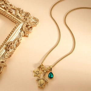 Collier en titane doré avec tortue de mer, étoile et pendentif en pierre verte goutte