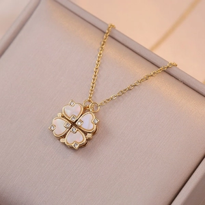 Collana a quadrifoglio dorata con quattro petali di madreperla a cuore e piccoli zirconi