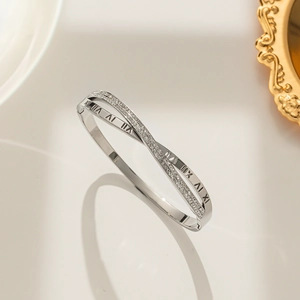 Elegante zilveren stalen armband met gedraaid ontwerp, Romeinse cijfers en zirkonia