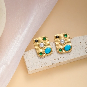 Boucles d'oreilles dorées avec pierres colorées et une perle centrale ronde