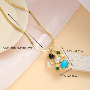 Gros plan détaillé du collier rétro avec pierres colorées et pendentif perle blanche