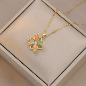 Dettaglio della collana a quadrifoglio dorata con pietre opali colorate e micro-cristalli