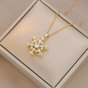 Elegante collana a fiocco di neve dorata con zirconi cubici su portagioie