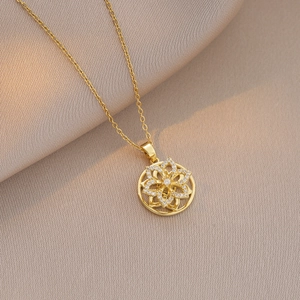 Dettaglio macro della collana a fiore dorata con petali stratificati e zirconi lucenti