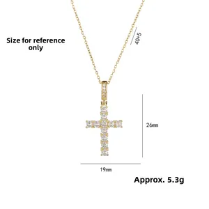 Collana con ciondolo a croce dorata con pietre di zircone e catena sottile