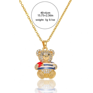 Collana con orsetto scintillante in oro con maglione a righe colorate e cristalli