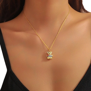 Collana hip-hop dorata con pendente a forma di orsetto colorato indossata da una modella