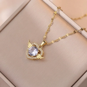 Elegante goldene Herzflügel-Halskette mit Zirkon-Anhänger in einer Geschenkbox