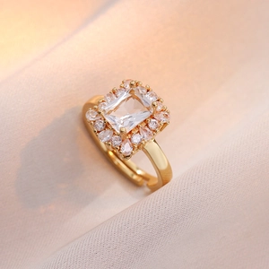 Vergoldeter verstellbarer Ring mit rechteckigem Zirkonia und funkelndem Diamant-Halo-Design