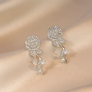 Boucles d'oreilles rose en argent 925 avec pétales de fleurs et feuilles en zircon