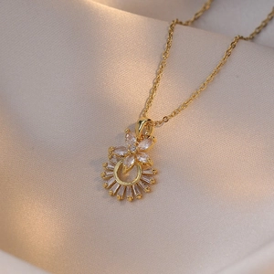 Collier en acier titane doré avec pendentif fleur en zircon sur soie élégante