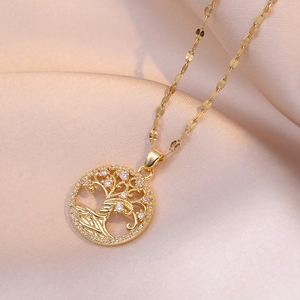 Elegante goldene Lebensbaum-Halskette mit weißen Zirkonia auf champagnerfarbener Seide