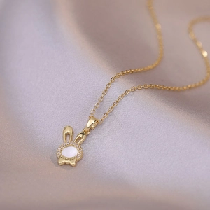 Collier lapin doré avec incrustation de nacre blanche et cristaux brillants sur satin