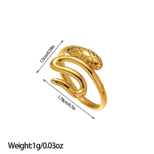 Detailed size view of 18k gold plated snake-shaped ring with 1.5cm height and dimensions
