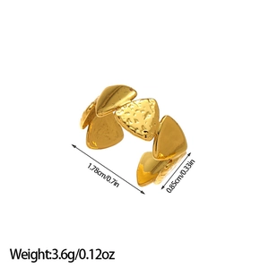 Vue détaillée montrant les dimensions et le poids de cette bague dorée texturée