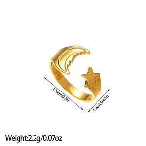 Vue détaillée de la bague céleste dorée avec motif lune et étoile et dimensions