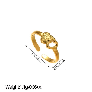 Détail de la bague cœur en plaqué or 18 carats avec surface texturée de galets irréguliers