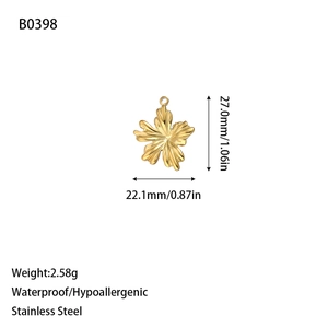 Detail van de 18K vergulde roestvrijstalen bloemenhanger met afmetingen en gewicht