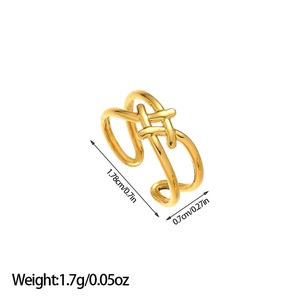 Détails de la bague en acier titane doré : diamètre extérieur 1,78 cm et poids de 1,7 g