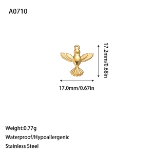 Detailed size and weight specs for the 17.2mm gold hummingbird stainless steel charm