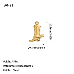 Detail van gouden laars hanger met afmetingen van hypoallergeen en waterbestendig roestvrij staal