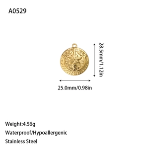Detailansicht eines runden Edelstahl-Anhängers in Gold mit Maßen 28,5mm x 25,0mm