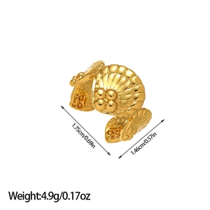 Détail de la bague coquillage dorée avec textures rayonnantes et perles métalliques