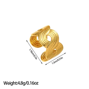 Vue détaillée de la bague plaquée or 18 carats avec motifs de vagues et texture pointillée