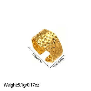 Détail de la bague large plaquée or 18 carats avec texture martelée et dimensions