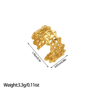 Vue détaillée de la bague tressée dorée avec diamètre de 1,78 cm et largeur de 0,97 cm