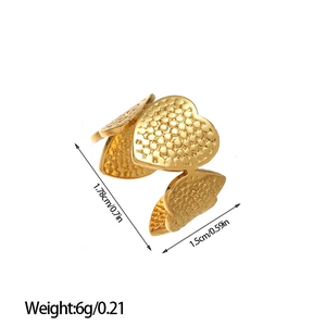 Détails de la bague dorée en forme de cœur avec une texture alvéolée unique et chic
