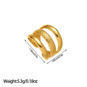 Détails d'une bague multicouche en acier titane plaqué or 18K avec texture perlée fine