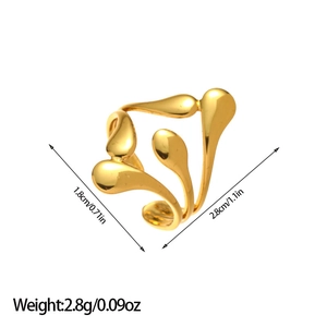 Vue détaillée de la bague irrégulière dorée en métal liquide avec poids et taille